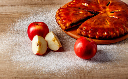 Пирог с яблоком и ежевикой